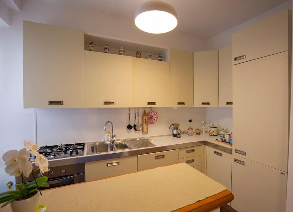 Dimora Al Colosseo, 2 Bedrooms Roma Ngoại thất bức ảnh