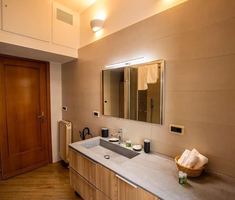 Dimora Al Colosseo, 2 Bedrooms Roma Ngoại thất bức ảnh